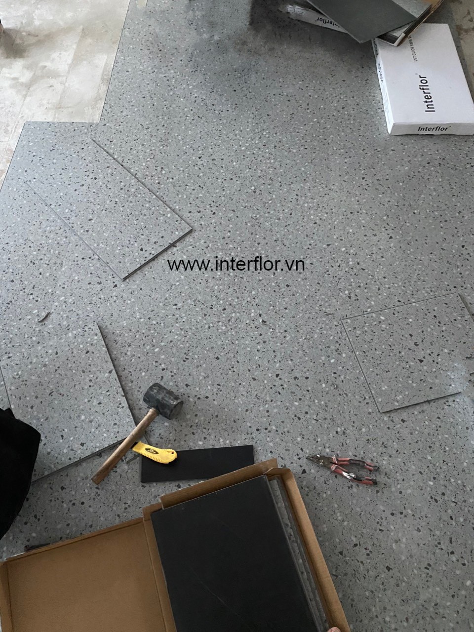 sàn nhựa hèm khóa terrazzo 5mm màu tối 